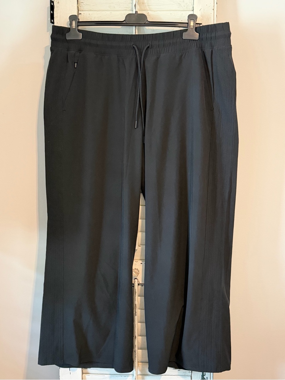 ATHLETA Wide Leg Cropped Pull On Silky Pants Size 16 | Black